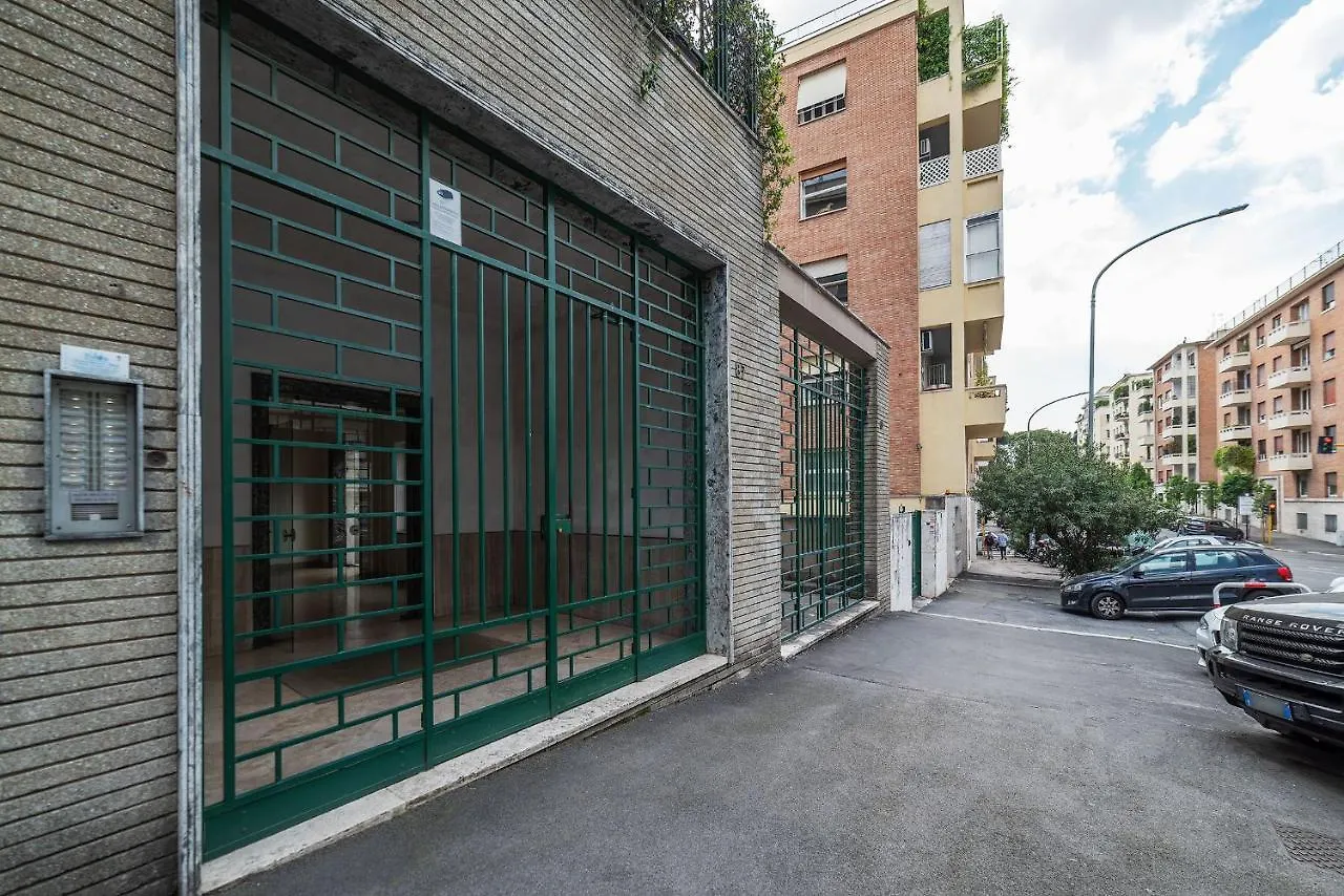 Sapienza & Villa Borghese Comfy Apartment Рим 0*,  Италия